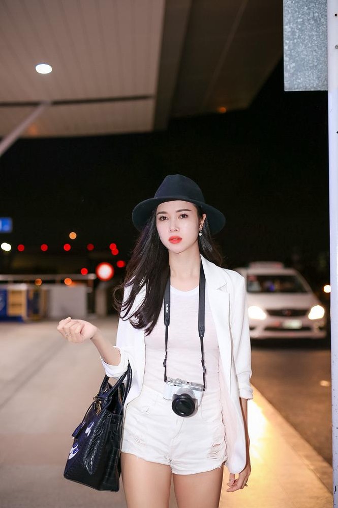 Vũ Ngọc Anh khoe chân dài gợi cảm ở sân bay - ảnh 7
