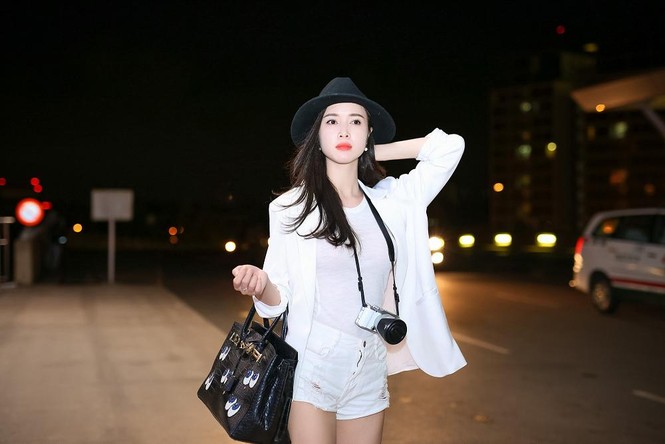 Vũ Ngọc Anh khoe chân dài gợi cảm ở sân bay - ảnh 2