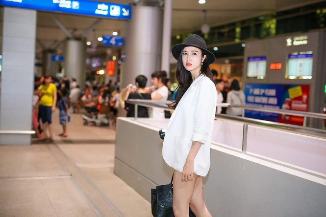Vũ Ngọc Anh khoe chân dài gợi cảm ở sân bay - ảnh 4