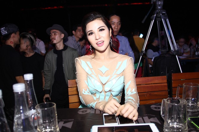 Bạn gái Hồ Quang Hiếu mặc xuyên thấu, ngồi xế hộp bạc tỷ - ảnh 7
