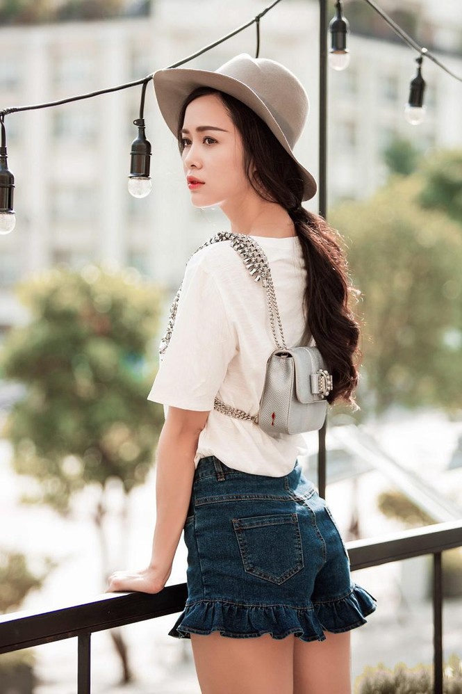 Vũ Ngọc Anh khoe chân dài với quần short siêu ngắn - ảnh 5