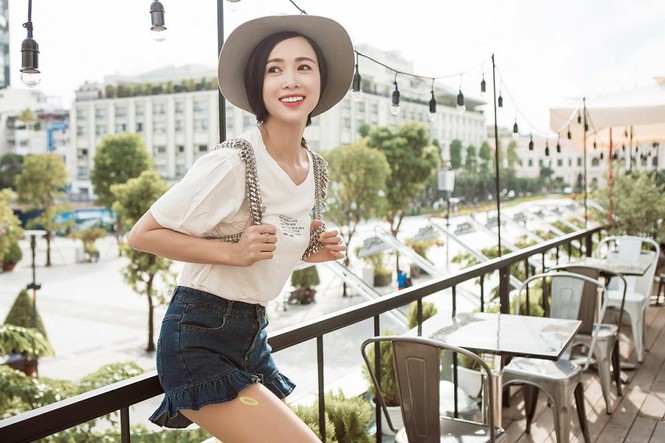 Vũ Ngọc Anh khoe chân dài với quần short siêu ngắn - ảnh 4