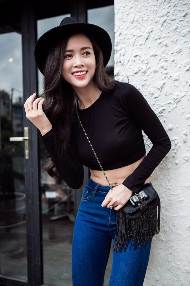 Vũ Ngọc Anh khoe chân dài với quần short siêu ngắn - ảnh 10