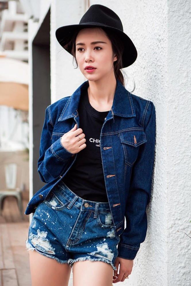 Vũ Ngọc Anh khoe chân dài với quần short siêu ngắn - ảnh 1