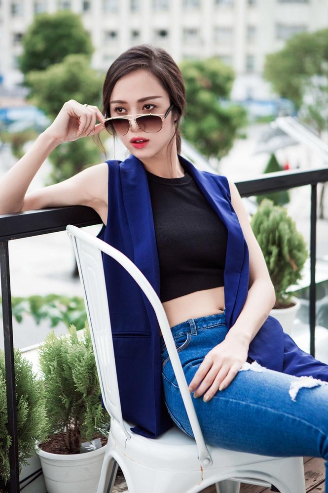 Vũ Ngọc Anh khoe chân dài với quần short siêu ngắn - ảnh 11