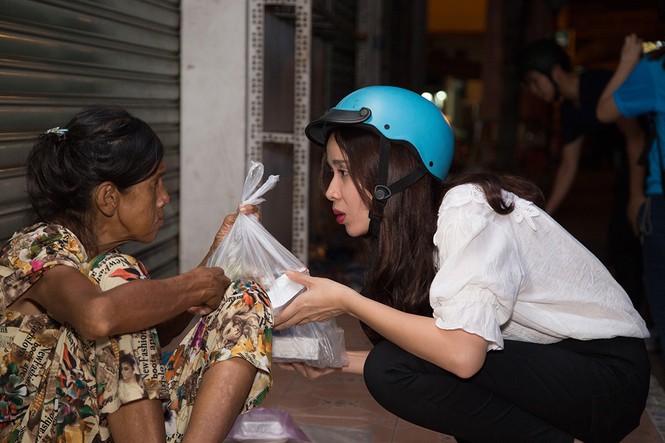 Vợ chồng Lưu Hương Giang đi xe máy phát cơm từ thiện - ảnh 9