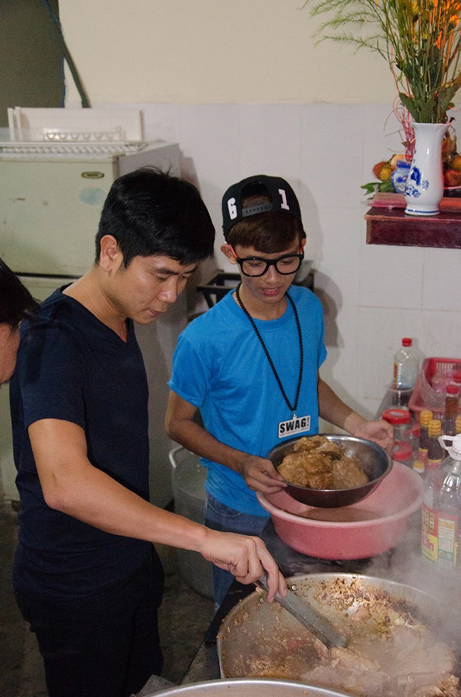 Vợ chồng Lưu Hương Giang đi xe máy phát cơm từ thiện - ảnh 2