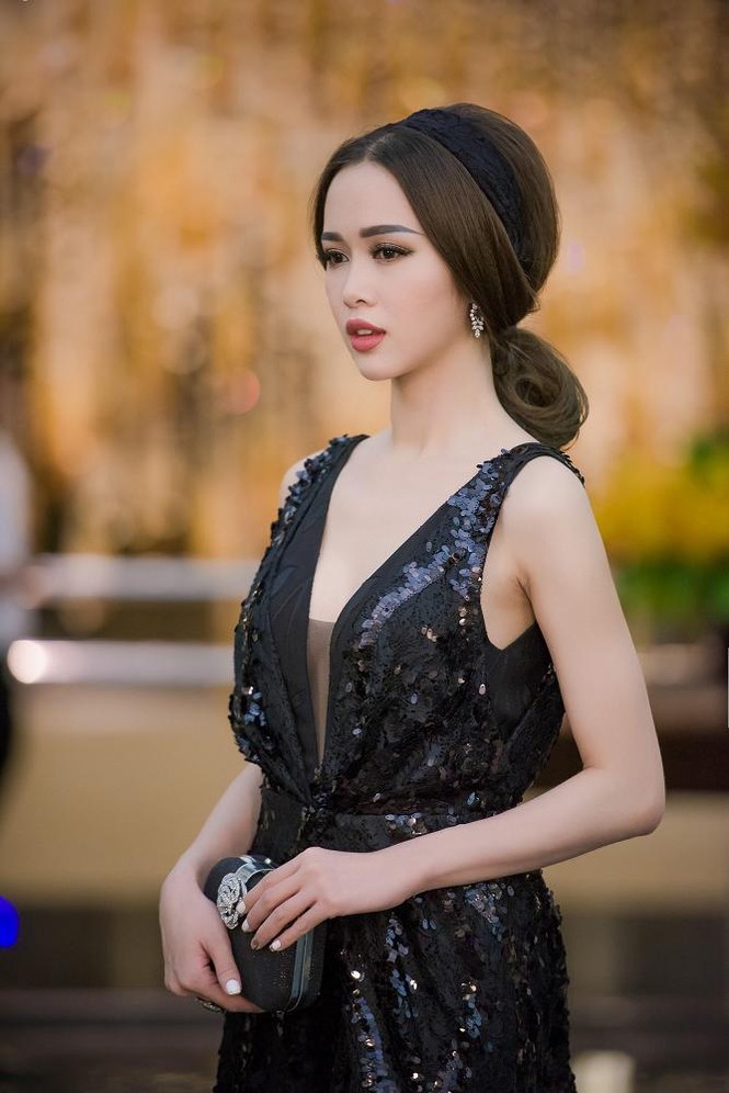 Phạm Hương, Vũ Ngọc Anh đọ vẻ quyến rũ với váy xẻ ngực - ảnh 5