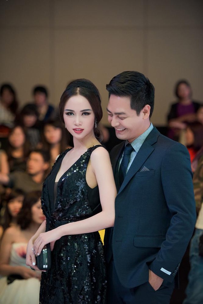 Phạm Hương, Vũ Ngọc Anh đọ vẻ quyến rũ với váy xẻ ngực - ảnh 6