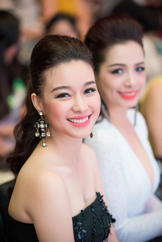 Phạm Hương, Vũ Ngọc Anh đọ vẻ quyến rũ với váy xẻ ngực - ảnh 11