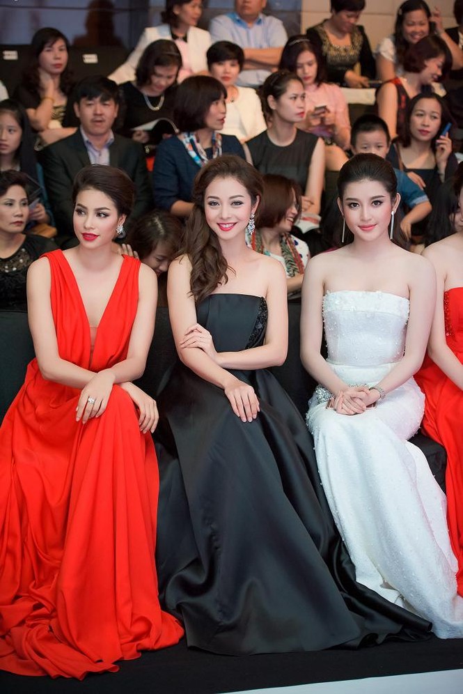 Phạm Hương, Vũ Ngọc Anh đọ vẻ quyến rũ với váy xẻ ngực - ảnh 7