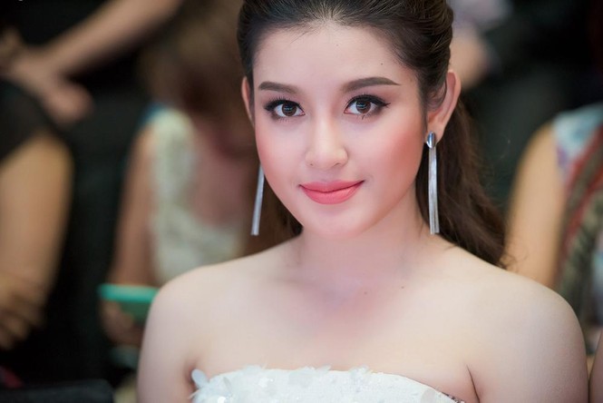 Phạm Hương, Vũ Ngọc Anh đọ vẻ quyến rũ với váy xẻ ngực - ảnh 8