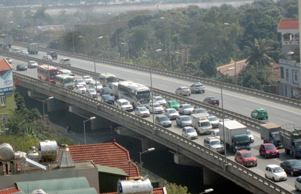 Hàng vạn người về Hà Nội, đường trên cao kẹt cứng sau Tết - ảnh 11