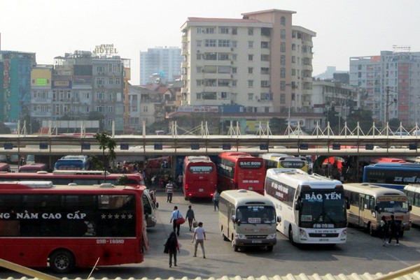 Hàng vạn người về Hà Nội, đường trên cao kẹt cứng sau Tết - ảnh 13