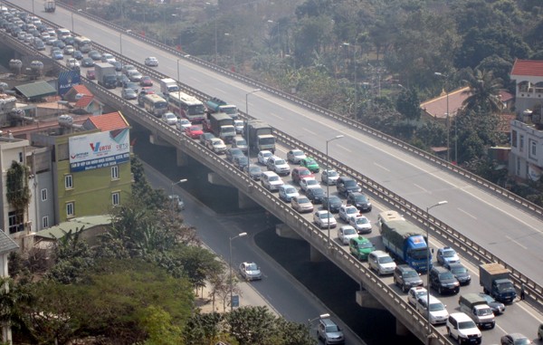 Hàng vạn người về Hà Nội, đường trên cao kẹt cứng sau Tết - ảnh 1