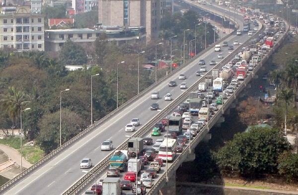 Hàng vạn người về Hà Nội, đường trên cao kẹt cứng sau Tết - ảnh 5