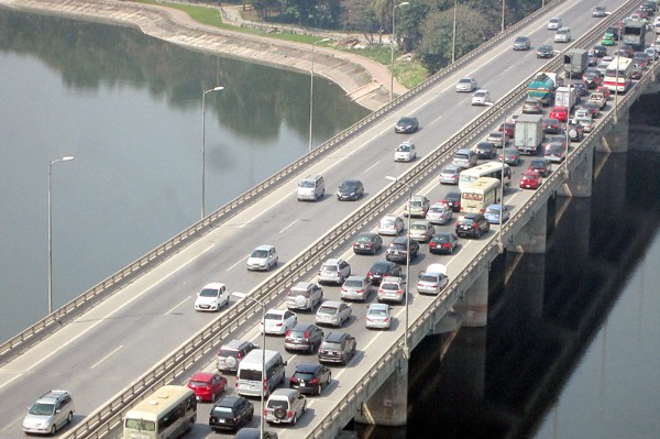 Hàng vạn người về Hà Nội, đường trên cao kẹt cứng sau Tết - ảnh 7