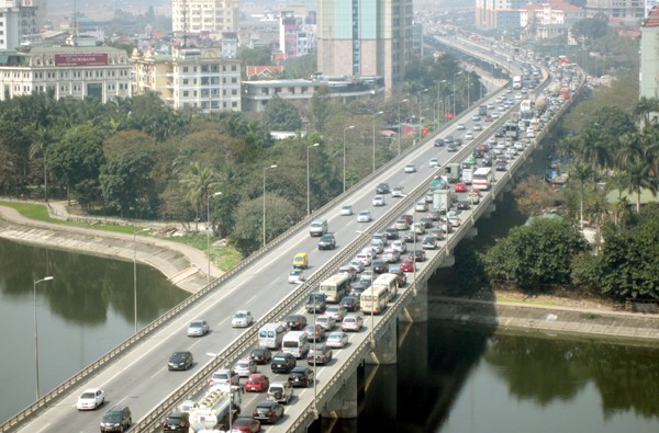 Hàng vạn người về Hà Nội, đường trên cao kẹt cứng sau Tết - ảnh 8