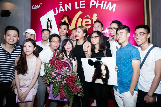 Hoàng Thùy Linh lưng trần quyến rũ giữa 'rừng' fans - ảnh 10