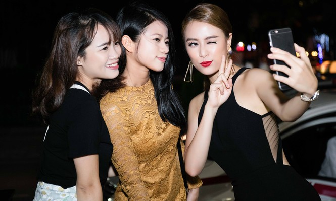 Hoàng Thùy Linh lưng trần quyến rũ giữa 'rừng' fans - ảnh 8