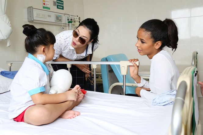 Hoa hậu Pháp cùng ca sĩ Thu Phương đến thăm bệnh nhi mổ tim - ảnh 4