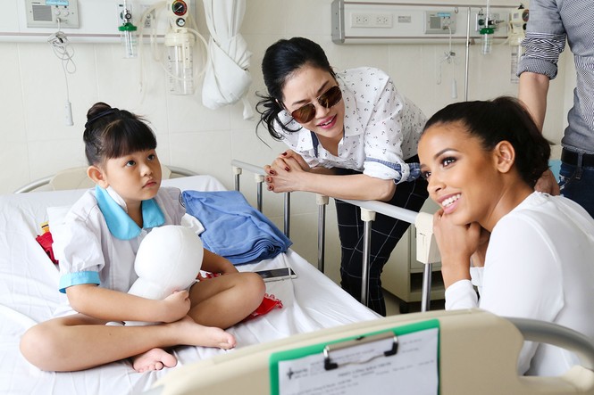 Hoa hậu Pháp cùng ca sĩ Thu Phương đến thăm bệnh nhi mổ tim - ảnh 3