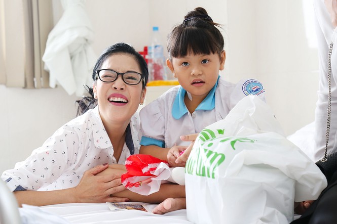 Hoa hậu Pháp cùng ca sĩ Thu Phương đến thăm bệnh nhi mổ tim - ảnh 6