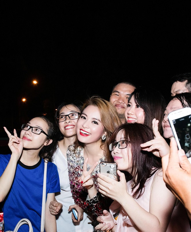Noo Phước Thịnh tình tứ với Hoàng Thuỳ Linh trong hậu trường - ảnh 10