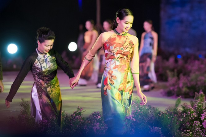 Dàn nghệ sĩ gạo cội của điện ảnh Việt trình diễn áo dài - ảnh 13