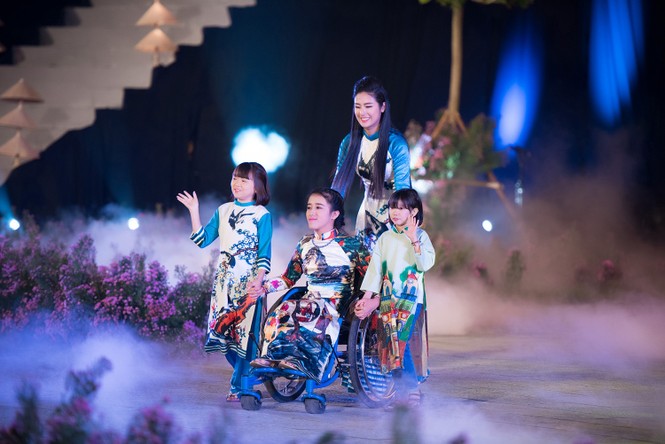 Dàn nghệ sĩ gạo cội của điện ảnh Việt trình diễn áo dài - ảnh 6