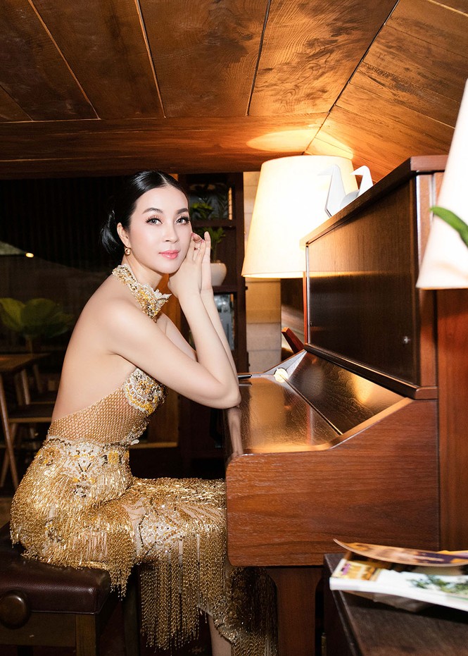 MC Thanh Mai quá gợi cảm với váy đính pha lê - ảnh 8