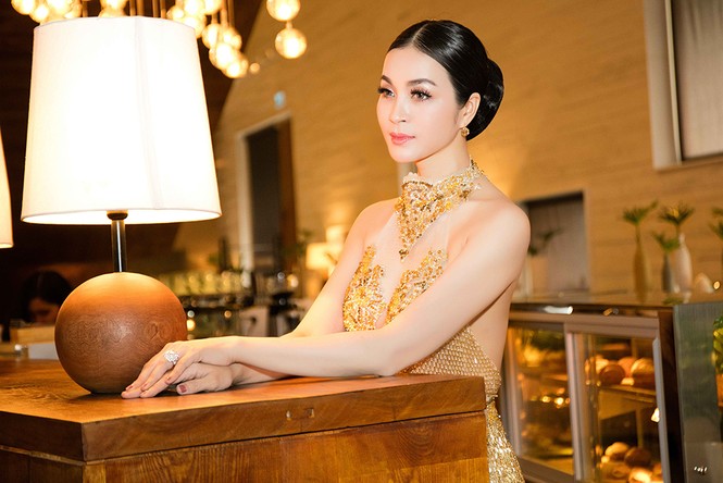 MC Thanh Mai quá gợi cảm với váy đính pha lê - ảnh 9