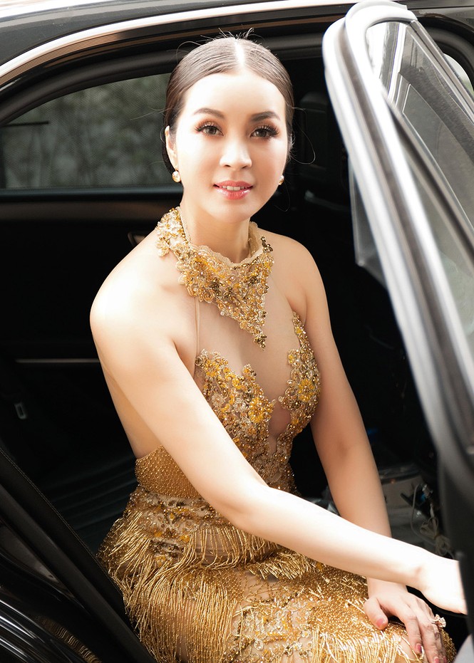 MC Thanh Mai quá gợi cảm với váy đính pha lê - ảnh 1
