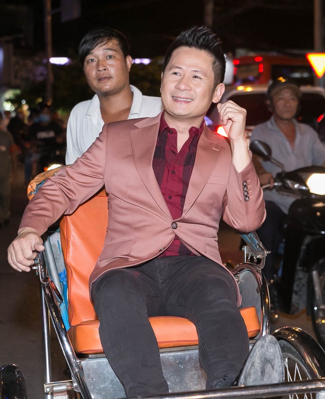Bằng Kiều mặc vest bảnh bao, ngồi xích lô tới dự sự kiện - ảnh 2