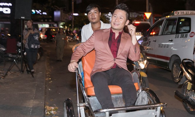 Bằng Kiều mặc vest bảnh bao, ngồi xích lô tới dự sự kiện - ảnh 1