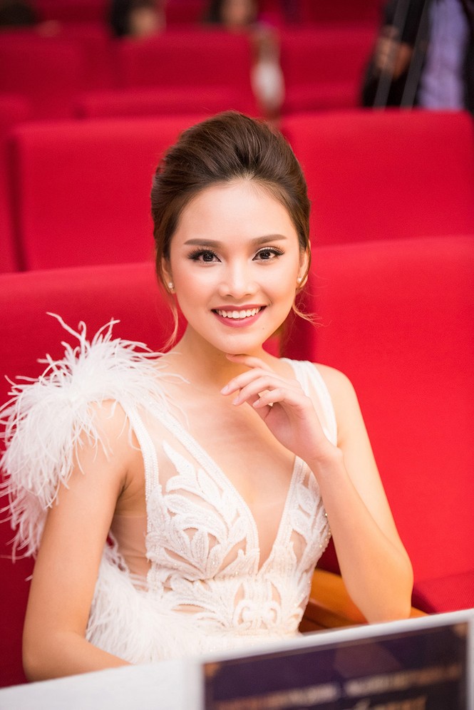 Ngọc Hân áo dài duyên dáng bên Tố Như gợi cảm - ảnh 9