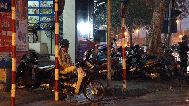 Tận thấy vỉa hè, lòng đường thành bãi xe cho... quán bia - ảnh 11