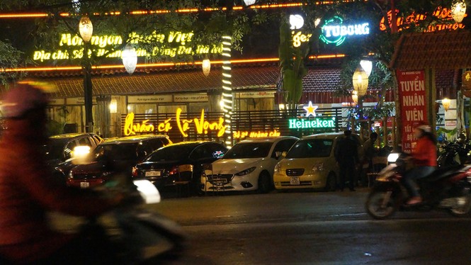 Tận thấy vỉa hè, lòng đường thành bãi xe cho... quán bia - ảnh 2