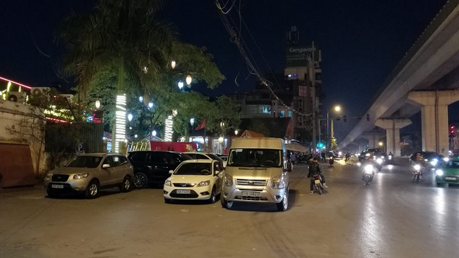 Tận thấy vỉa hè, lòng đường thành bãi xe cho... quán bia - ảnh 3