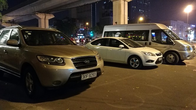 Tận thấy vỉa hè, lòng đường thành bãi xe cho... quán bia - ảnh 4