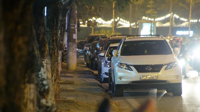 Tận thấy vỉa hè, lòng đường thành bãi xe cho... quán bia - ảnh 6