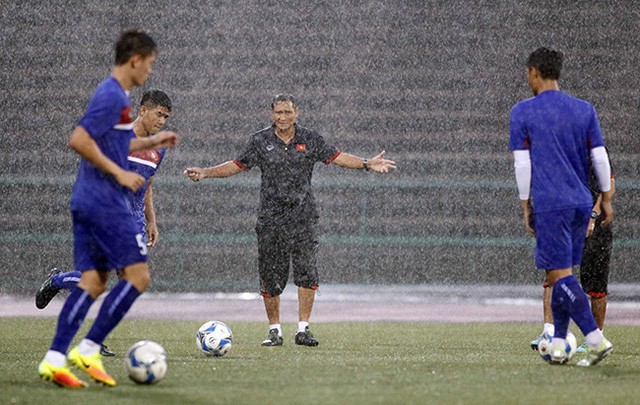 Cầu thủ Việt cảnh báo sự nguy hiểm của 'Ronaldo' Campuchia - ảnh 1