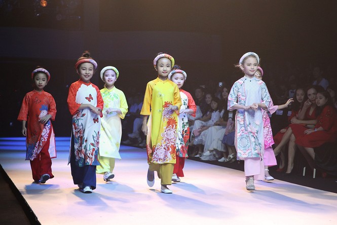 Hoa hậu Ngọc Hân hội ngộ Mỹ Linh, Thanh Tú, Thuỳ Dung trên sàn catwalk - ảnh 4
