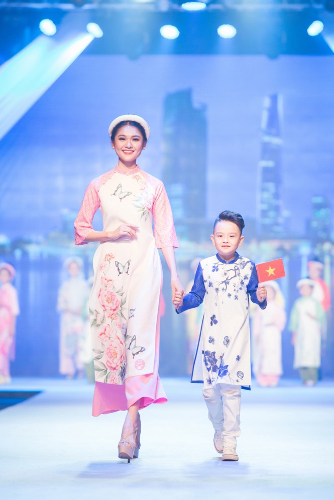 Hoa hậu Ngọc Hân hội ngộ Mỹ Linh, Thanh Tú, Thuỳ Dung trên sàn catwalk - ảnh 7