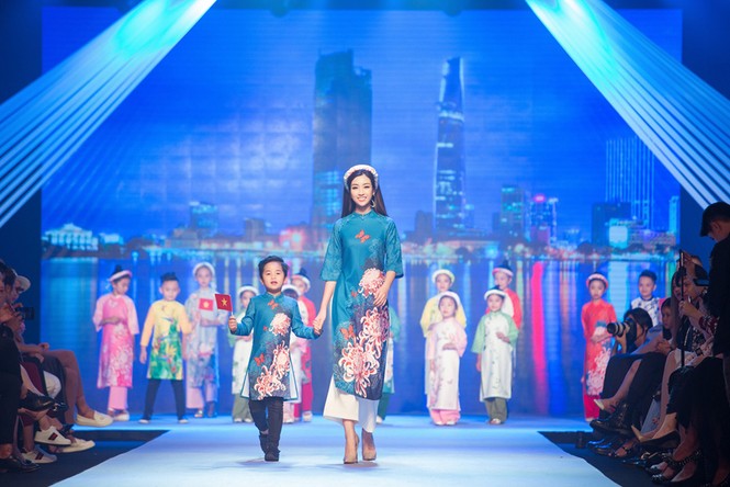 Hoa hậu Ngọc Hân hội ngộ Mỹ Linh, Thanh Tú, Thuỳ Dung trên sàn catwalk - ảnh 5