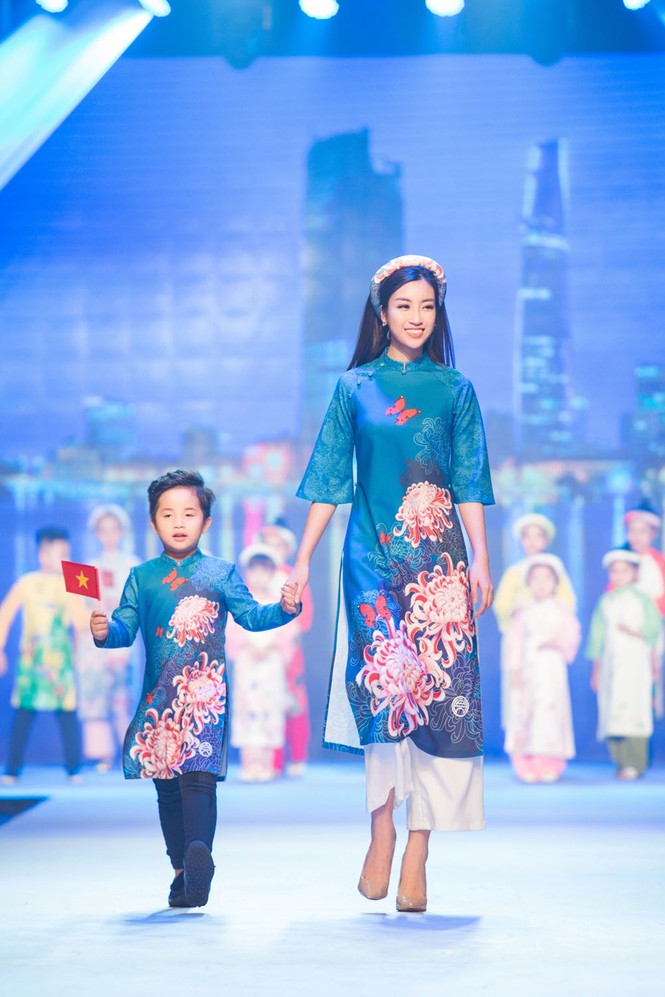 Hoa hậu Ngọc Hân hội ngộ Mỹ Linh, Thanh Tú, Thuỳ Dung trên sàn catwalk - ảnh 6