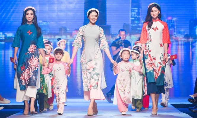 Hoa hậu Ngọc Hân hội ngộ Mỹ Linh, Thanh Tú, Thuỳ Dung trên sàn catwalk - ảnh 9