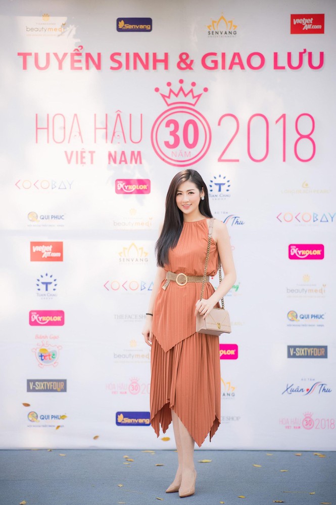 Á hậu Tú Anh về trường cũ tuyển sinh cho Hoa hậu Việt Nam 2018 - ảnh 1