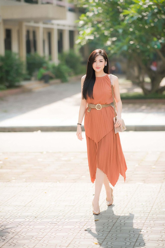 Á hậu Tú Anh về trường cũ tuyển sinh cho Hoa hậu Việt Nam 2018 - ảnh 2