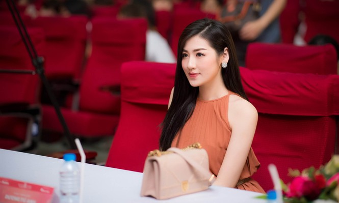 Á hậu Tú Anh về trường cũ tuyển sinh cho Hoa hậu Việt Nam 2018 - ảnh 3